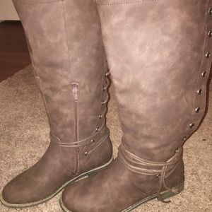 Women’s knee high boots. Size 11 brown